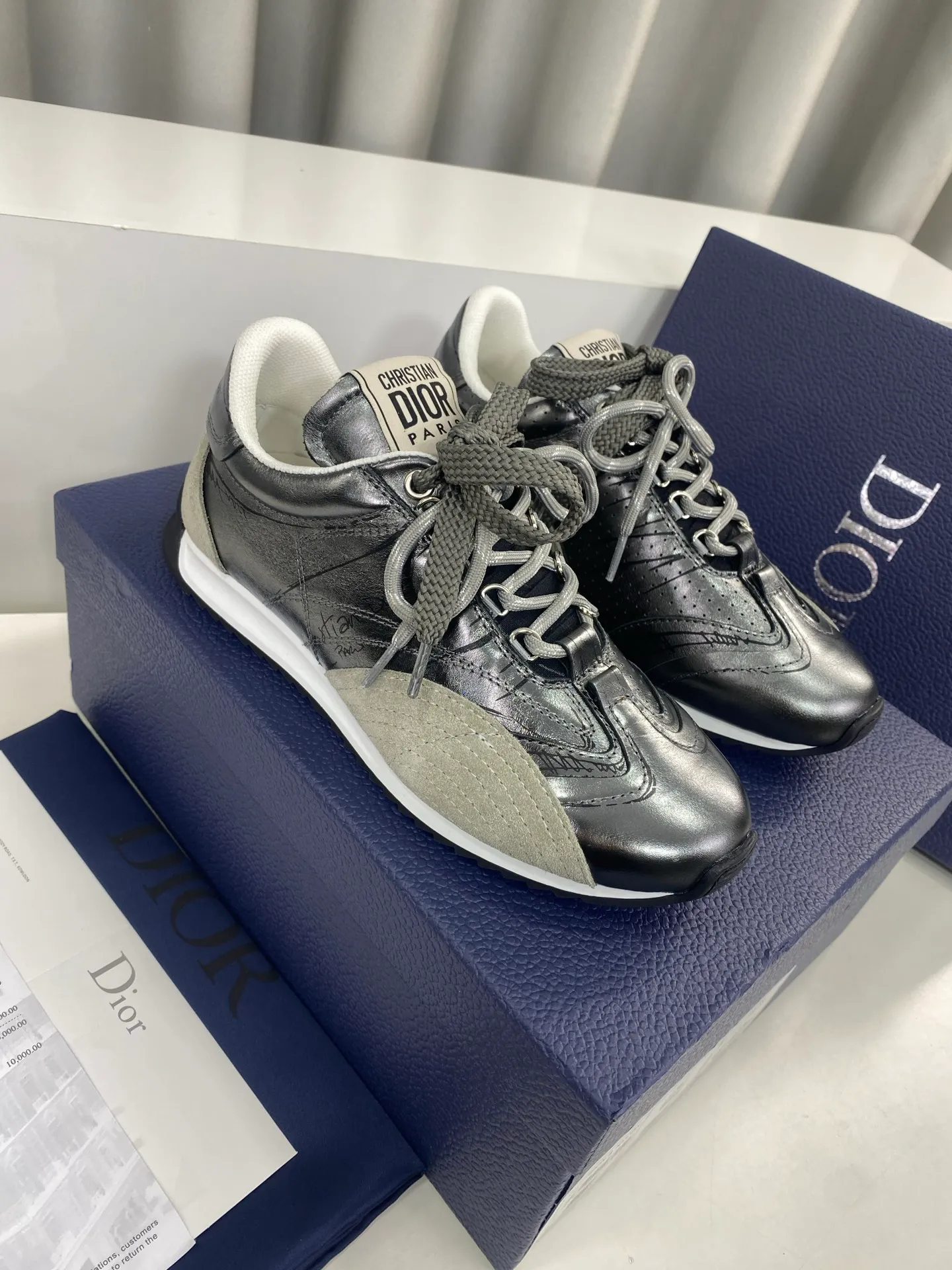 👟👟Ex-factory price 560👟👟 Men's size +10 Dior Dior D-Sketch series graffiti moral shoes casual sports shoes ☑️ D-Sketch sports shoes made a wonderful appearance at the Dior 2025 spring and summer ready-to-wear series show, highlighting the classic retro aesthetics. Crafted from white nylon and calf leather, it's finished with a printed logo inspired by the shoe's production stages, with beige suede calf leather panels and double laces. A handwritten Christian Dior Paris signature adorns the sides, while a Christian Dior Paris signature panel and plaque adorn the heel and tongue. Paired with two-color thin rubber soles, they are more refined and can add high-end temperament to various casual looks. Exquisite packaging at the delivery counter🛍📦 ▪️Fabric: Original customized cowhide/graffiti ▪️Inner foot pads: Breathable mesh ▪️Sole: Original molded non-slip rubber outsole ▪️Sole thickness: 2CM ▪️Size: 35-45 (45 for women and 45 for men, customization is not returnable)